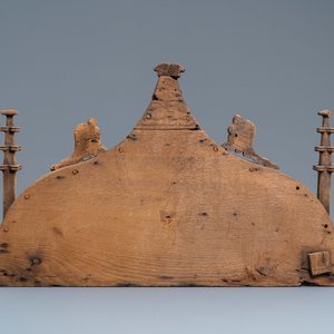 An arch-shaped carved oak baldachin or throne top, France, 15th C. — 照片 2