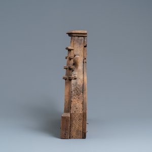 An arch-shaped carved oak baldachin or throne top, France, 15th C. — 照片 3