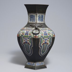 An archaic Chinese bronze and champlevé enamel vase, 19th C. — photo 2