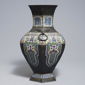 An archaic Chinese bronze and champlevé enamel vase, 19th C. — photo 4