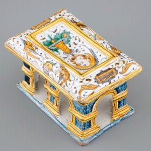 An architectural Italian maiolica salt, Deruta, 17th C. — 照片 1