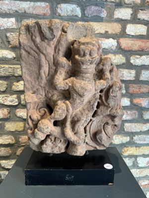 An architectural red sandstone fragment with a divinity, India, 13th C. — foto 1