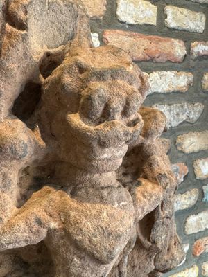 An architectural red sandstone fragment with a divinity, India, 13th C. — foto 2