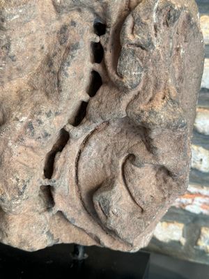An architectural red sandstone fragment with a divinity, India, 13th C. — foto 4