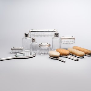An Art Deco 12-piece silver toiletry set, Wolfers Frères, Brussels, 20th C. — photo 1