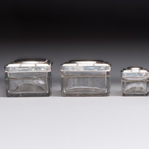 An Art Deco 12-piece silver toiletry set, Wolfers Frères, Brussels, 20th C. — photo 3