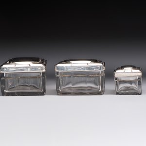 An Art Deco 12-piece silver toiletry set, Wolfers Frères, Brussels, 20th C. — photo 5