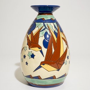 An art deco vase with stylised birds in flight, Charles Catteau for Boch Frères Keramis, ca. 1931 — 照片 1