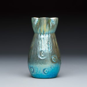 An Art Nouveau iridescent glass vase with prunts, Loetz — photo 4