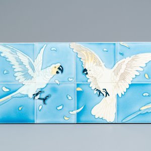 An Art Nouveau tile panel with cacatoes, Gilliot et Cie., Hemiksem, ca. 1900 — 照片 1