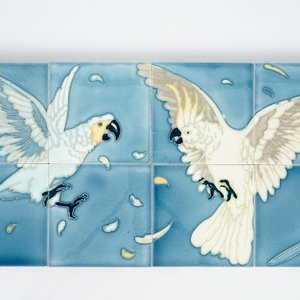 An Art Nouveau tile panel with cacatoes, Gilliot et Cie., Hemiksem, ca. 1900 — 照片 1