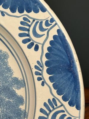 An attractive blue and white Dutch maiolica dish with a winged cherub, probably Harlingen, 2nd half 17th C. — photo 6