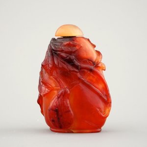 An attractive Chinese carved agate snuff bottle, 19/20th C. — photo 1