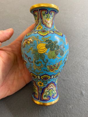 An attractive Chinese turquoise-ground cloisonné vase, Qianlong — 照片 1