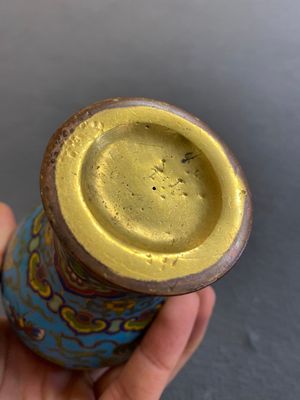 An attractive Chinese turquoise-ground cloisonné vase, Qianlong — 照片 12