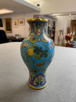 An attractive Chinese turquoise-ground cloisonné vase, Qianlong — 照片 15
