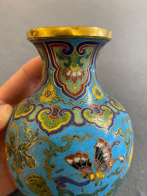 An attractive Chinese turquoise-ground cloisonné vase, Qianlong — 照片 4
