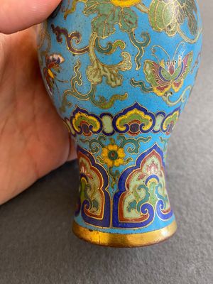 An attractive Chinese turquoise-ground cloisonné vase, Qianlong — 照片 8