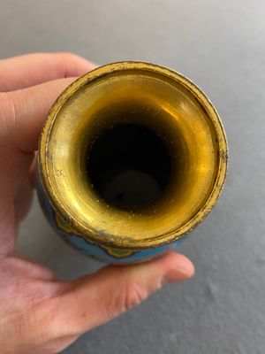 An attractive Chinese turquoise-ground cloisonné vase, Qianlong — 照片 9