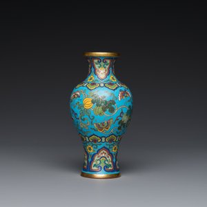 An attractive Chinese turquoise-ground cloisonné vase, Qianlong — 照片 4