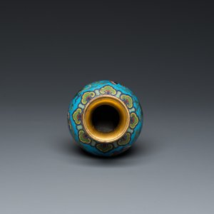 An attractive Chinese turquoise-ground cloisonné vase, Qianlong — 照片 5
