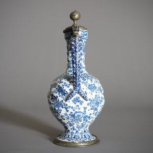 An attractive Dutch Delft blue and white gadrooned pewter-mounted jug, 2nd half 17th C. — 照片 17