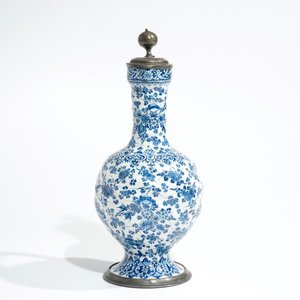 An attractive Dutch Delft blue and white gadrooned pewter-mounted jug, 2nd half 17th C. — 照片 2