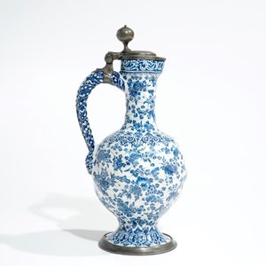 An attractive Dutch Delft blue and white gadrooned pewter-mounted jug, 2nd half 17th C. — 照片 3