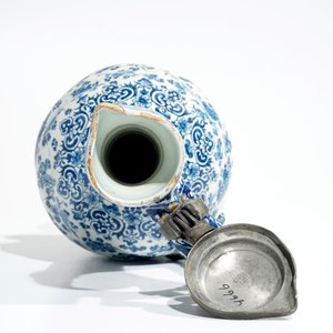 An attractive Dutch Delft blue and white gadrooned pewter-mounted jug, 2nd half 17th C. — 照片 6
