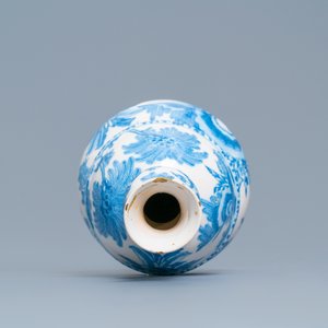 An attractive Dutch Delft blue and white triple gourd chinoiserie vase, last quarter 17th C. — photo 5