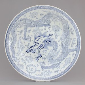 An attractive large blue and white Chinese porcelain dish with a dragon, 19th C. — foto 1