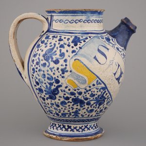 An early Antwerp maiolica blue, yellow and white syrup jar with sgraffiato decor, 1540-1580 — photo 3