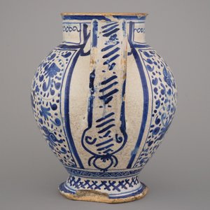 An early Antwerp maiolica blue, yellow and white syrup jar with sgraffiato decor, 1540-1580 — photo 5
