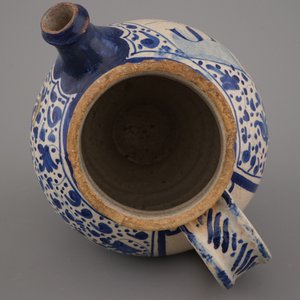 An early Antwerp maiolica blue, yellow and white syrup jar with sgraffiato decor, 1540-1580 — photo 6