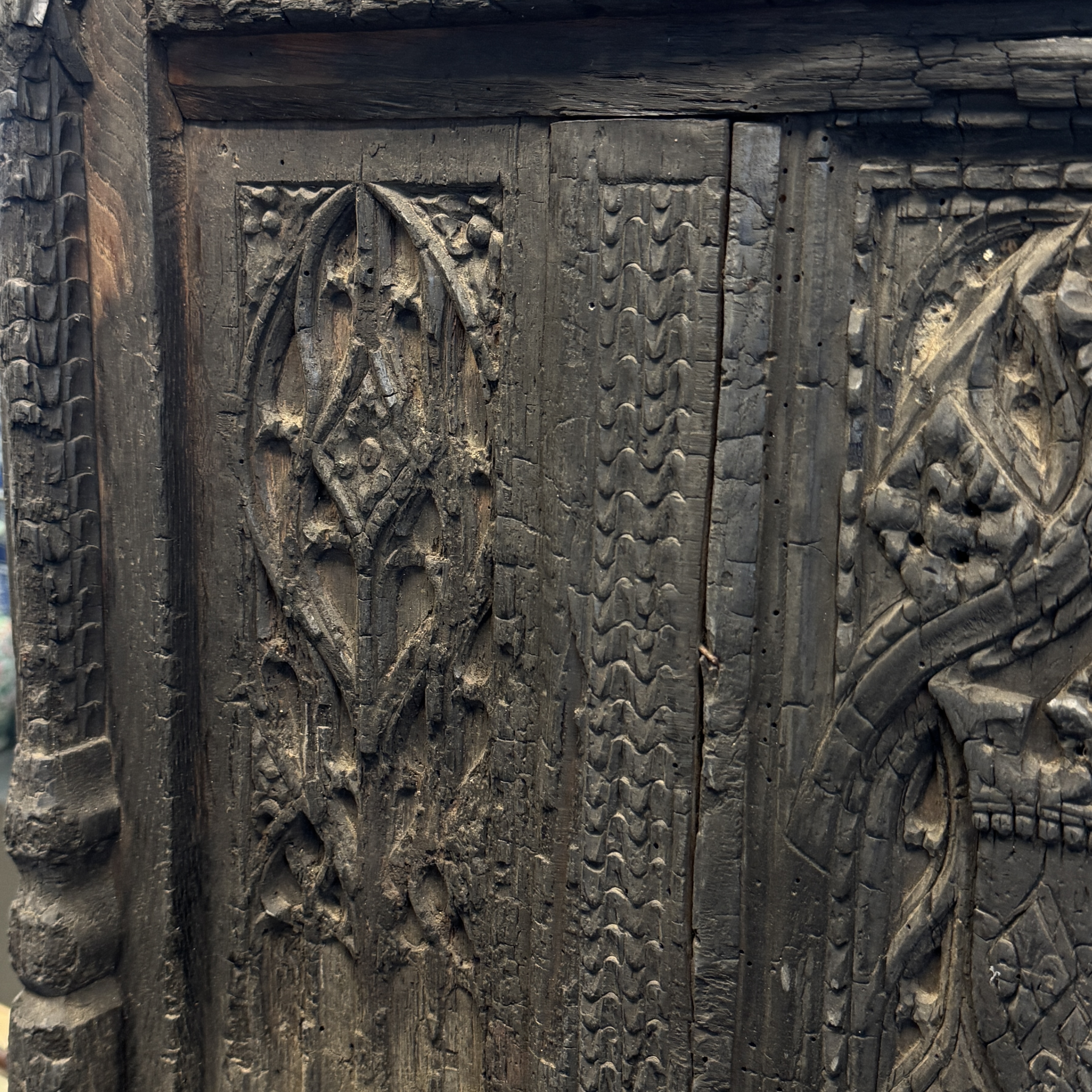 An early carved oak fragment of a throne back with a French coat of arms — 照片 4