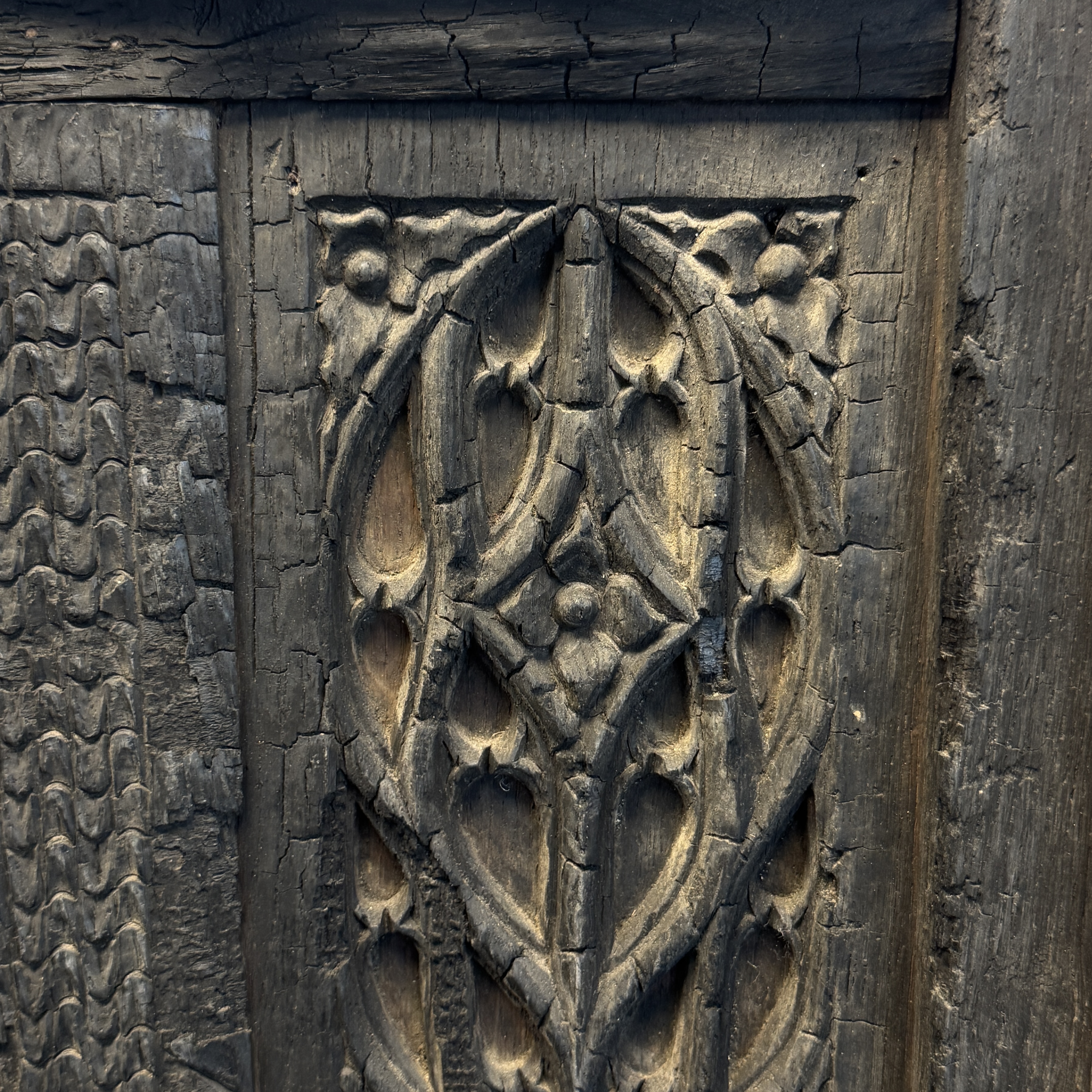 An early carved oak fragment of a throne back with a French coat of arms — 照片 5