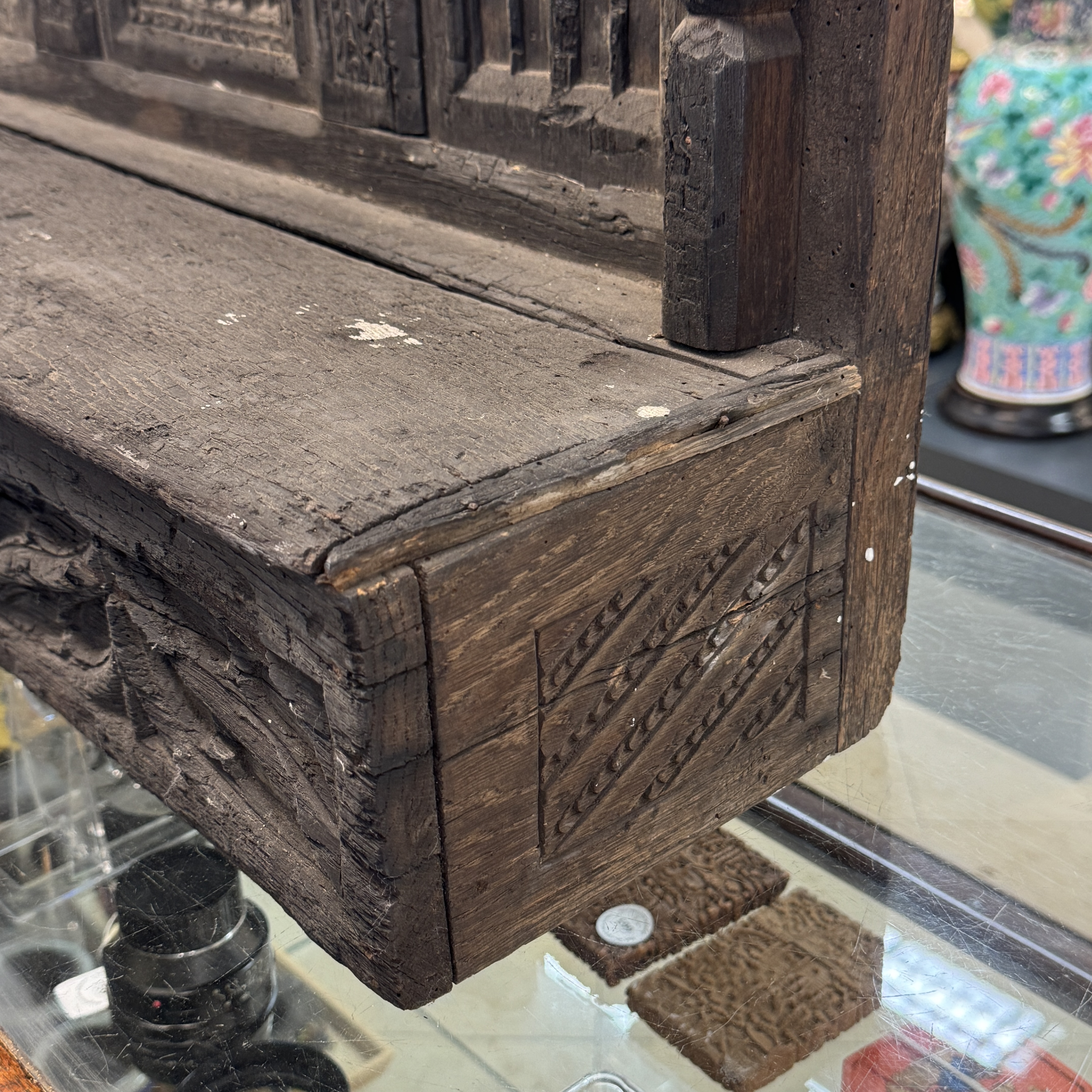 An early carved oak fragment of a throne back with a French coat of arms — 照片 6