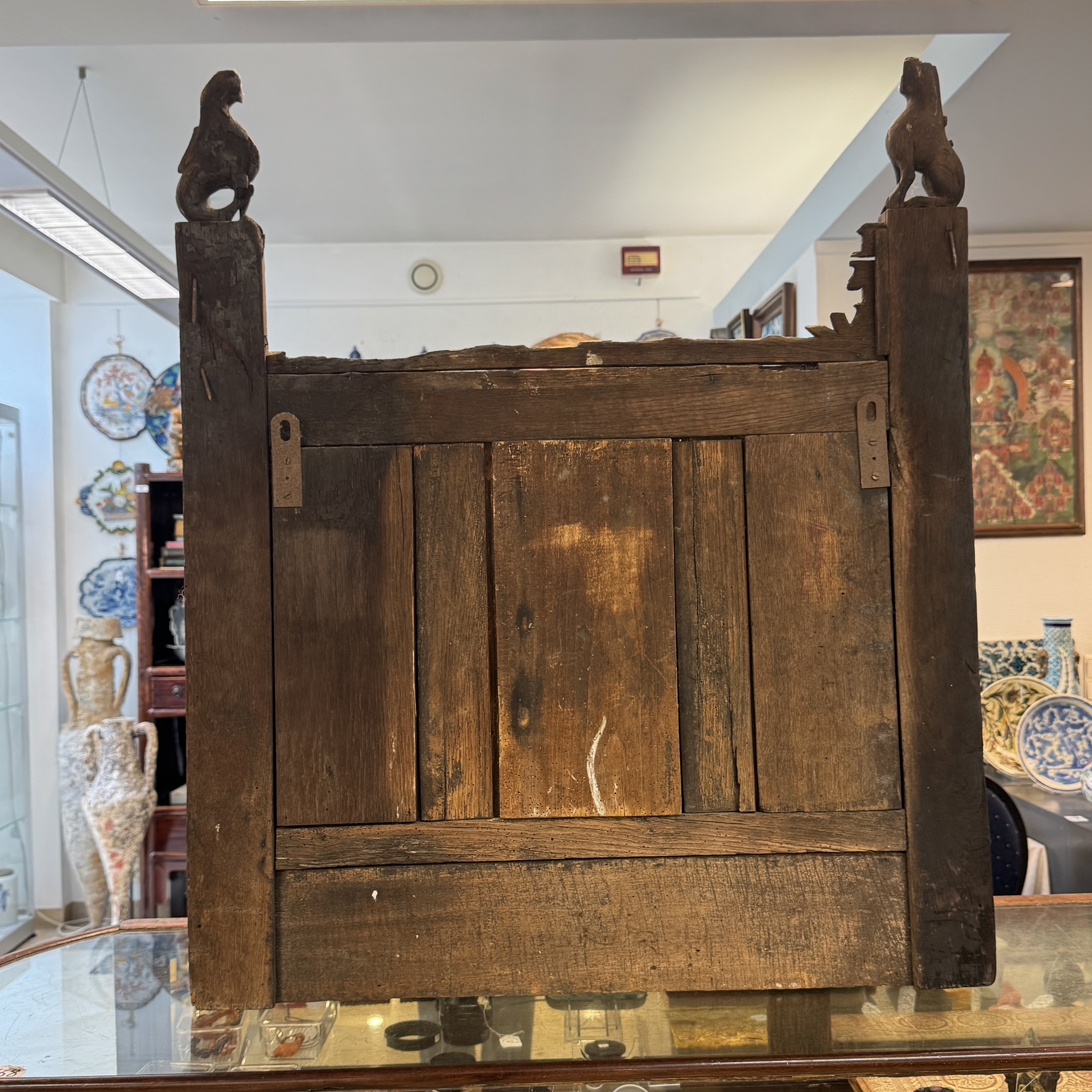 An early carved oak fragment of a throne back with a French coat of arms — 照片 7