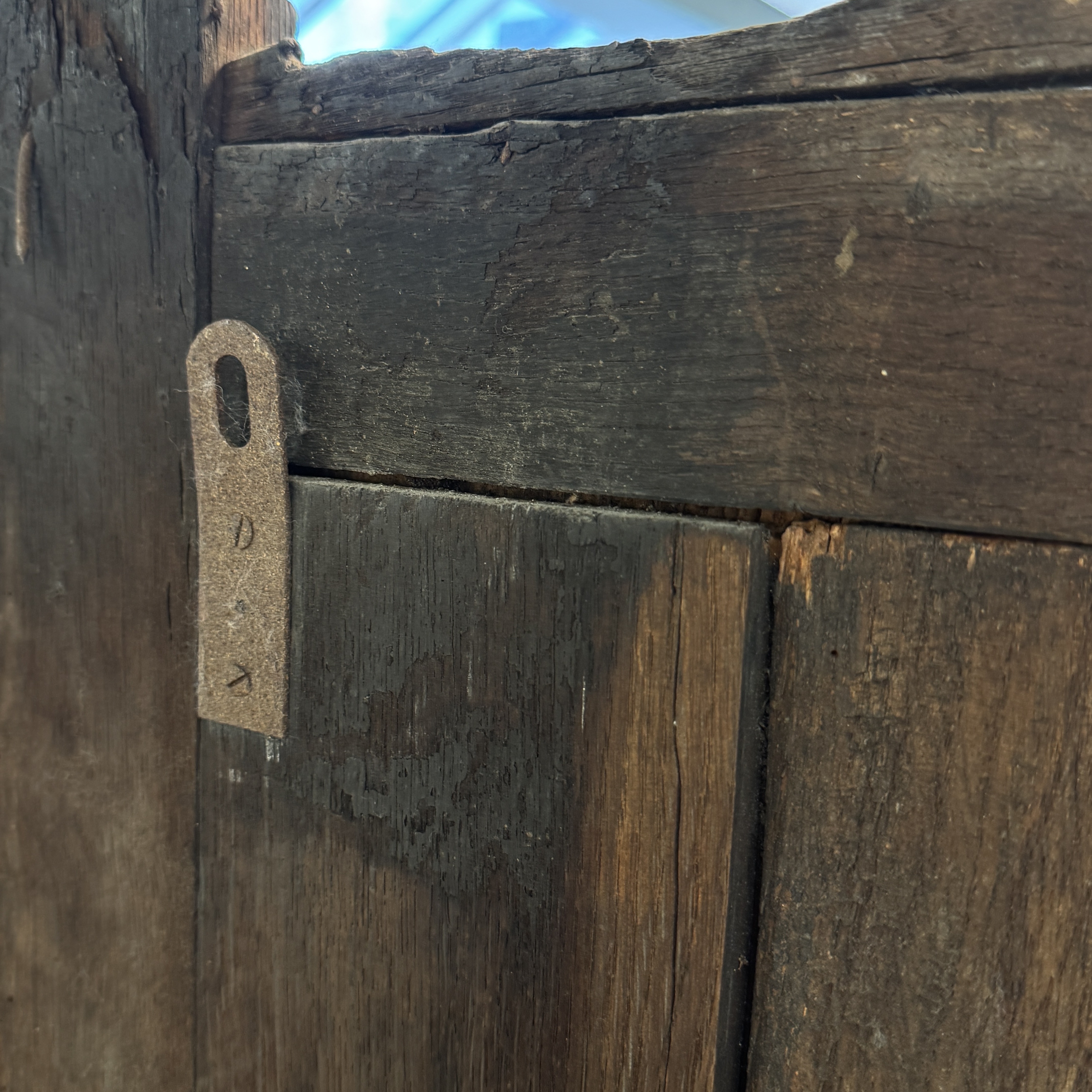 An early carved oak fragment of a throne back with a French coat of arms — 照片 8