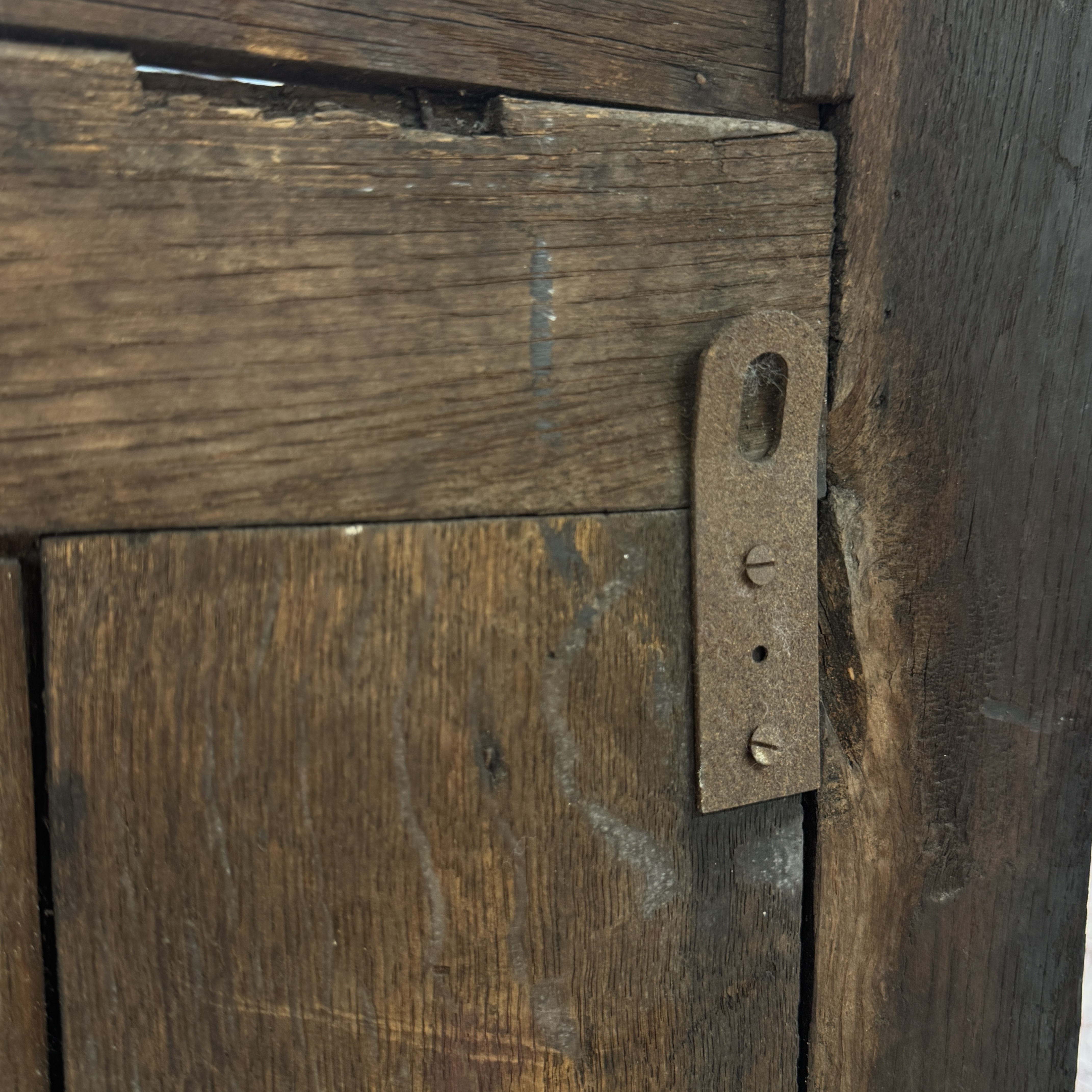 An early carved oak fragment of a throne back with a French coat of arms — 照片 9