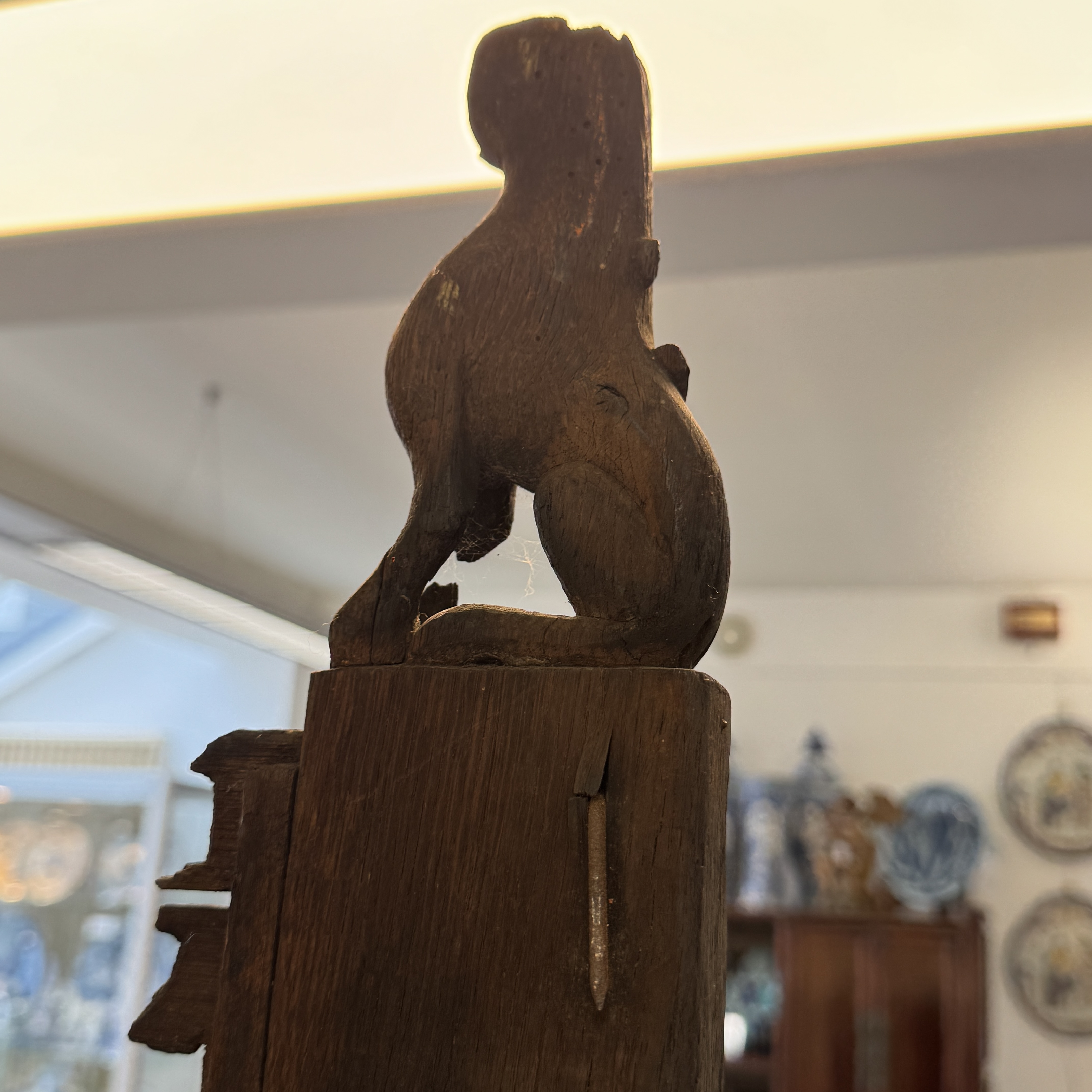 An early carved oak fragment of a throne back with a French coat of arms — 照片 10
