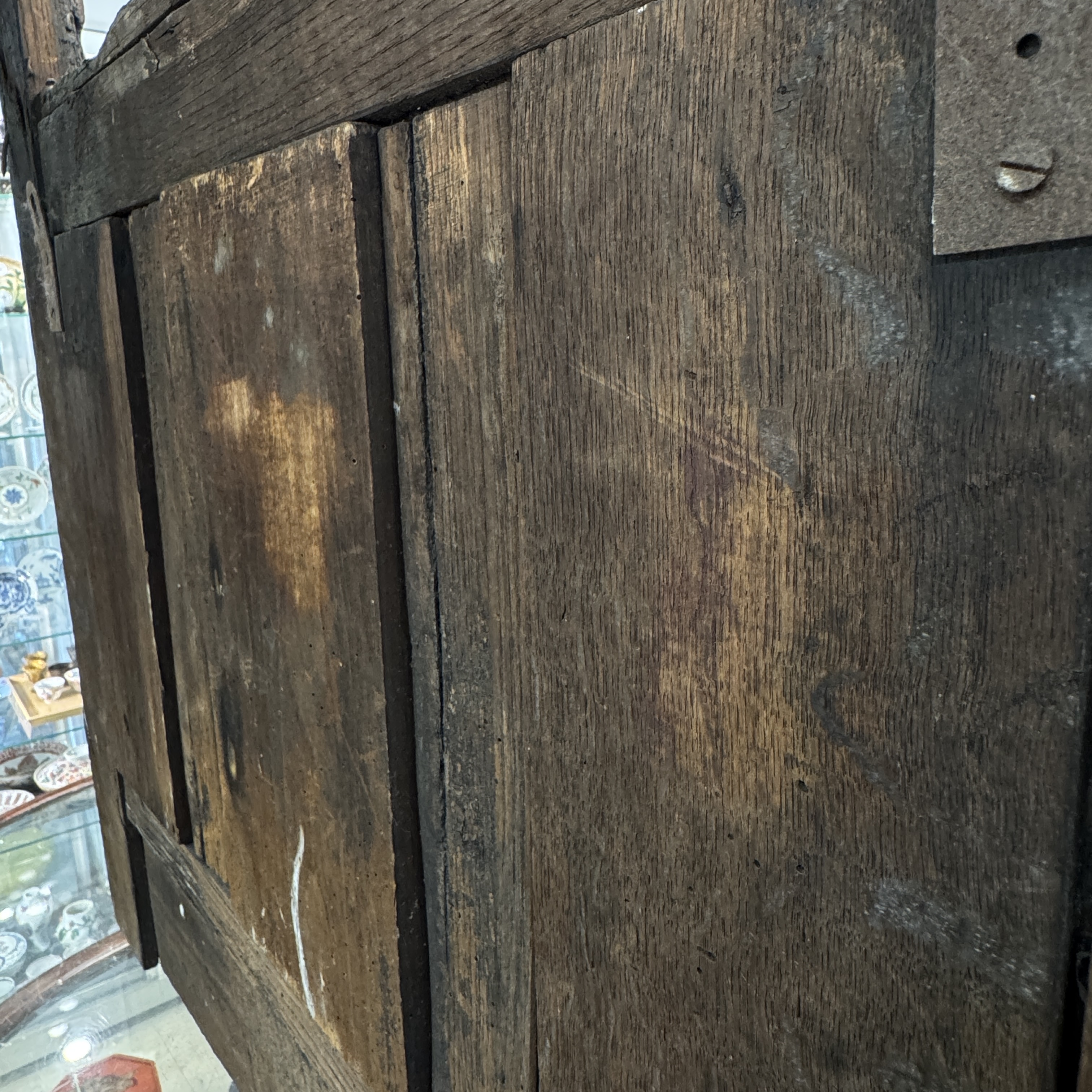 An early carved oak fragment of a throne back with a French coat of arms — 照片 12