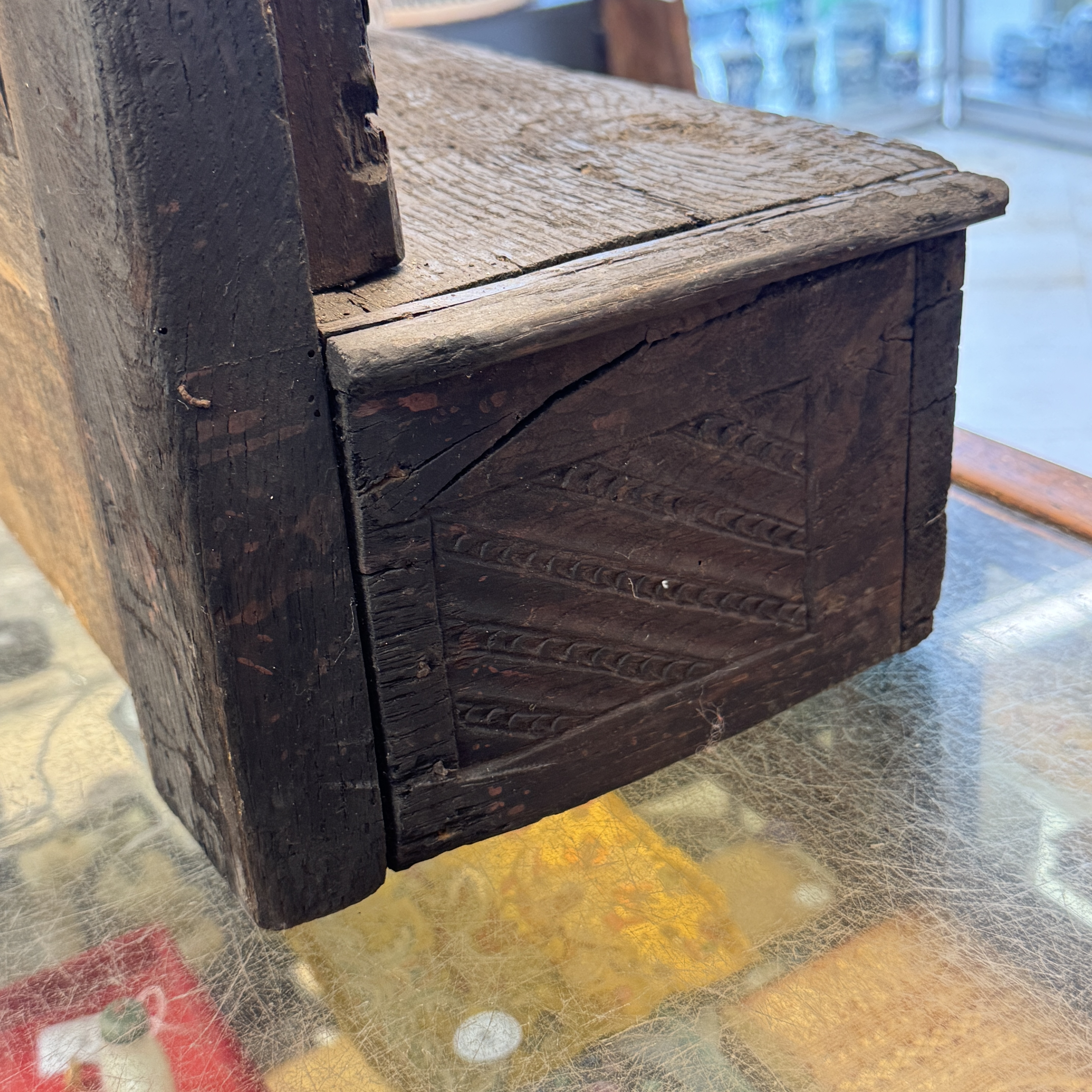 An early carved oak fragment of a throne back with a French coat of arms — 照片 13