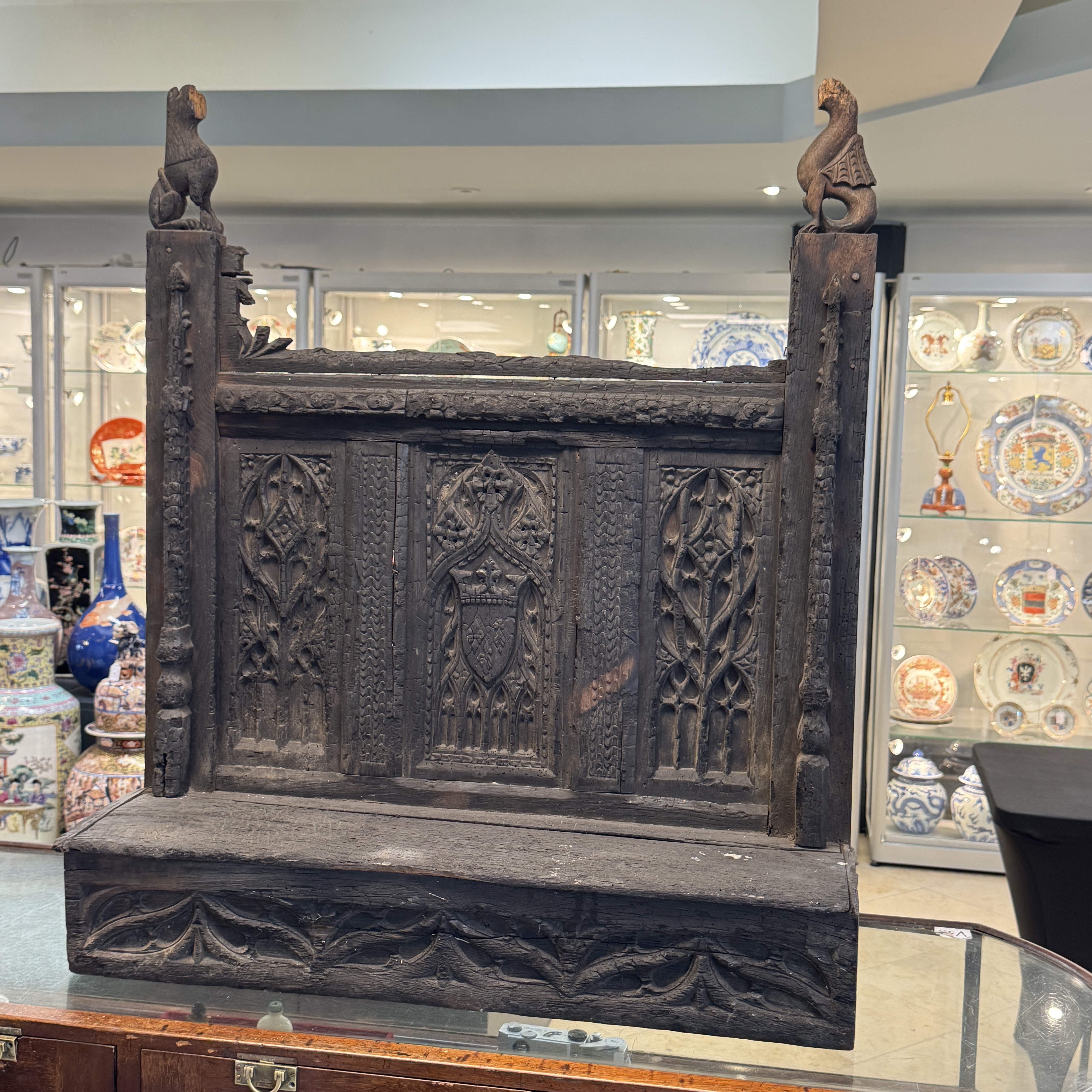 An early carved oak fragment of a throne back with a French coat of arms — 照片 1