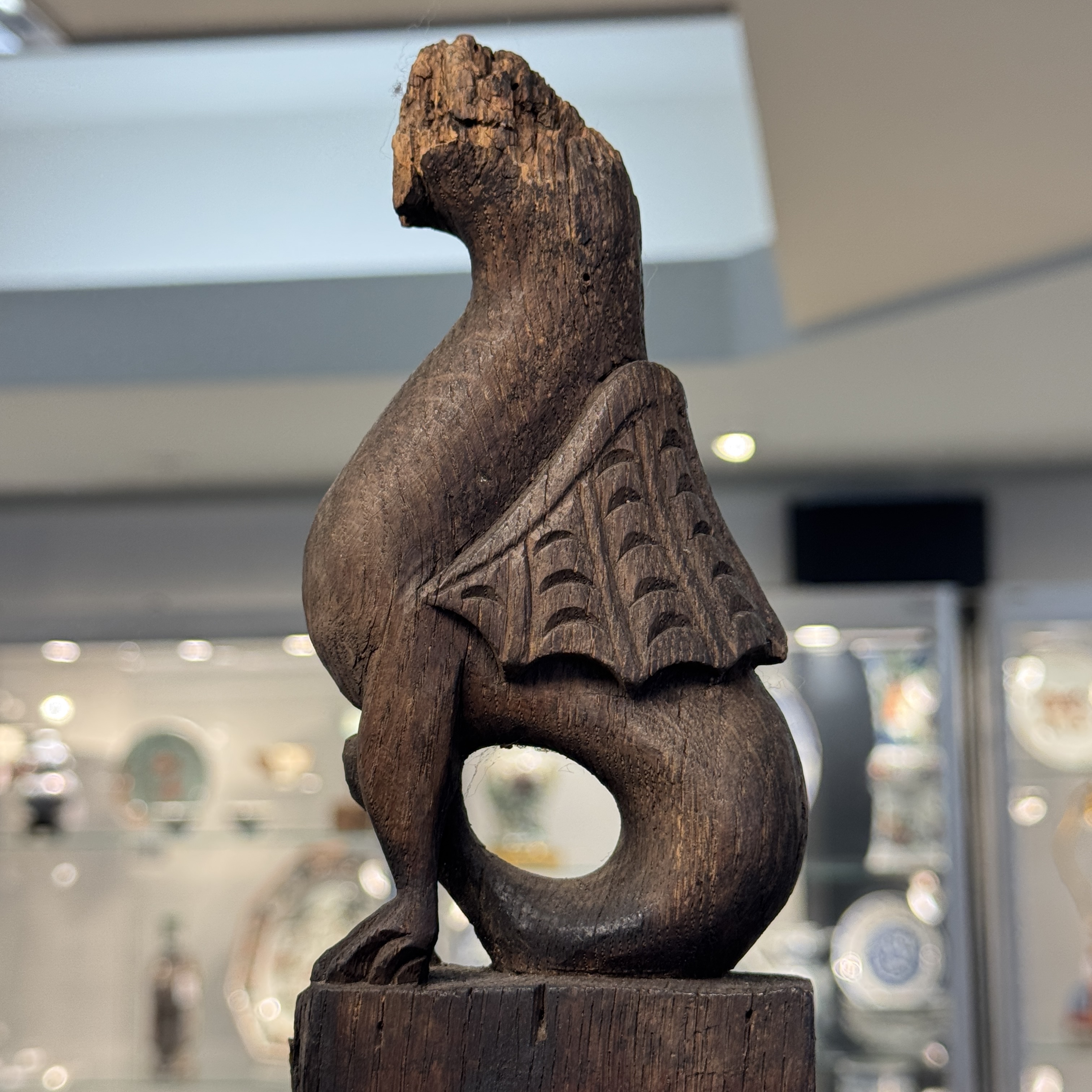 An early carved oak fragment of a throne back with a French coat of arms — 照片 2