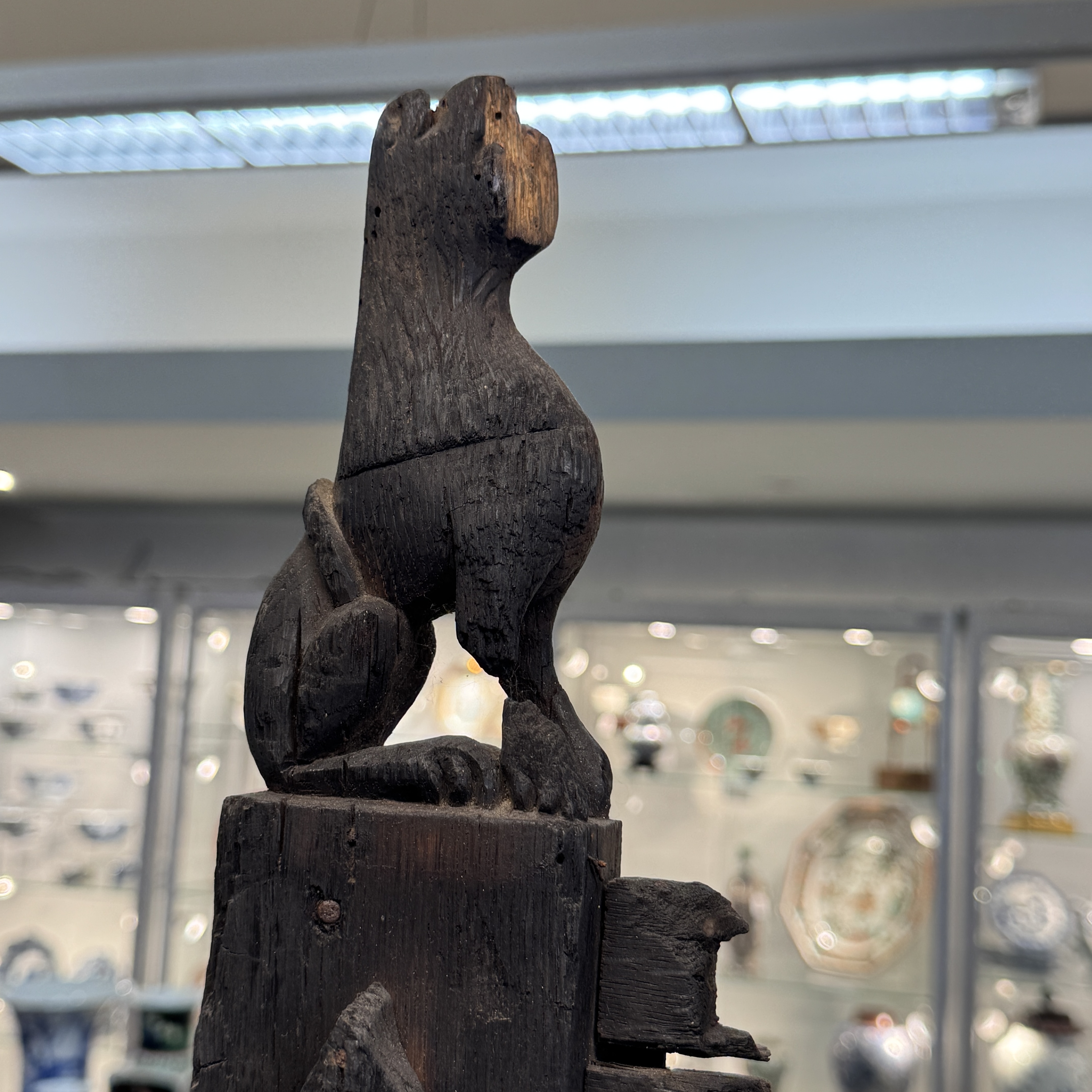 An early carved oak fragment of a throne back with a French coat of arms — 照片 3