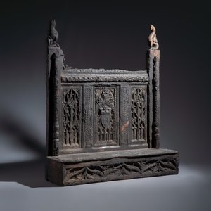 An early carved oak fragment of a throne back with a French coat of arms — 照片 1