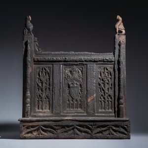 An early carved oak fragment of a throne back with a French coat of arms — 照片 2