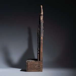An early carved oak fragment of a throne back with a French coat of arms — 照片 3