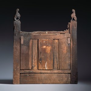 An early carved oak fragment of a throne back with a French coat of arms — 照片 4